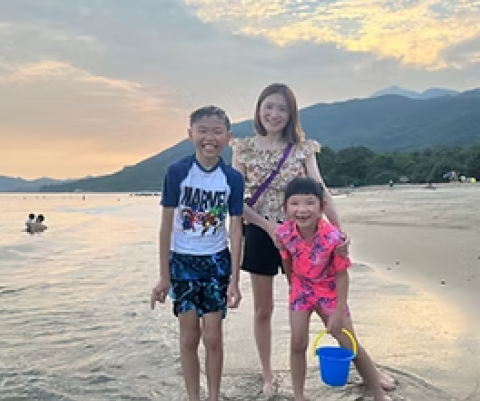 Cayden and Charlotte's family at the beach